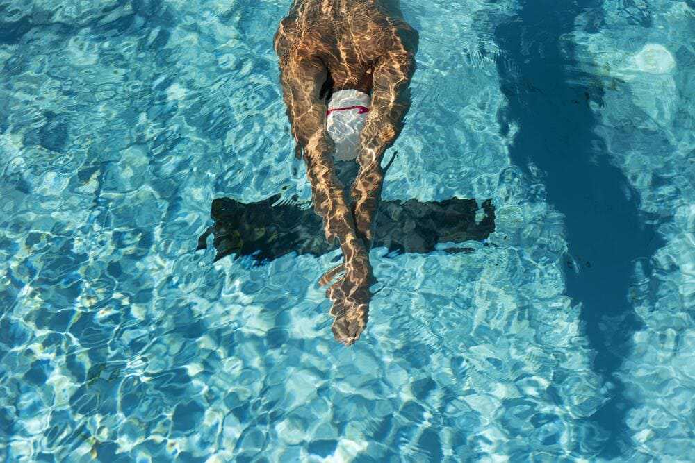 nadador masculino piscina agua