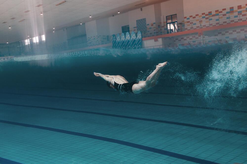 nadador rápido entrenamiento piscina